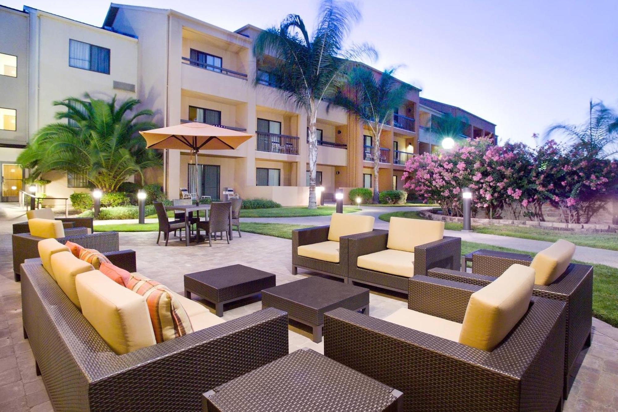 Courtyard By Marriott Fresno